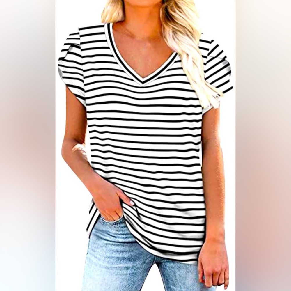 NWT GREEN ENVELOPE black and white stripped v neck  tee small
